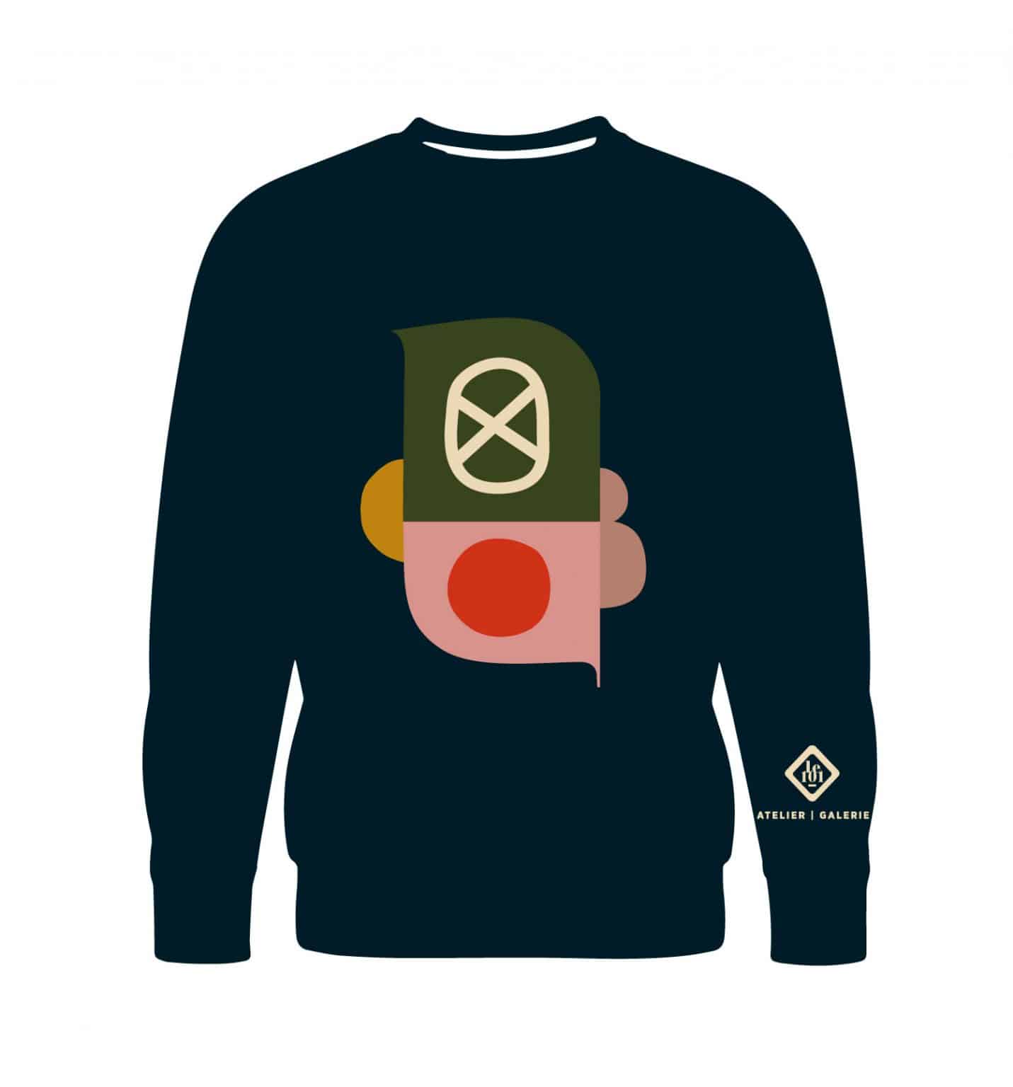 Sweat-shirt bleu marine avec motif abstrait coloré représentant un visage stylisé, logo Atelier Galerie sur la manche