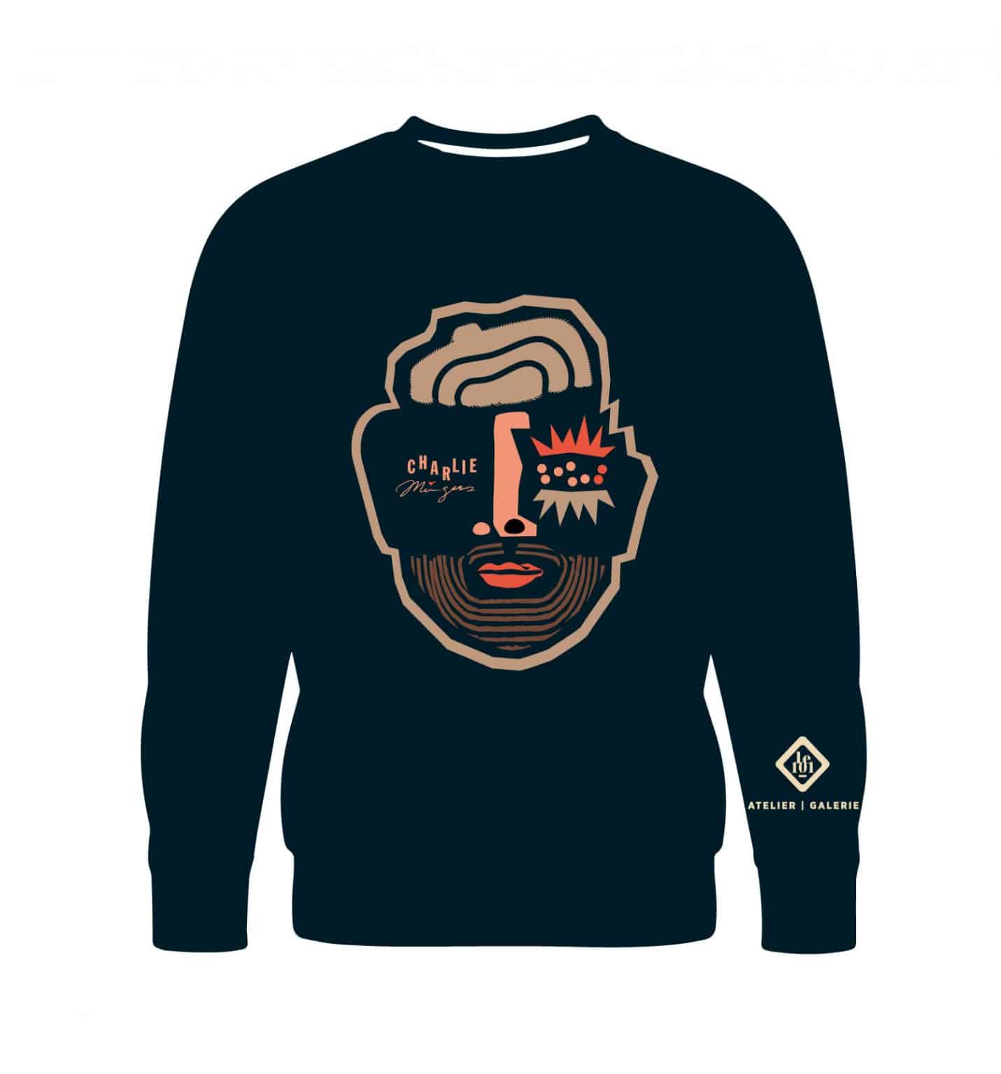 Sweat-shirt marine avec illustration graphique du visage de Charlie Mingus et logo Atelier Galerie sur la manche